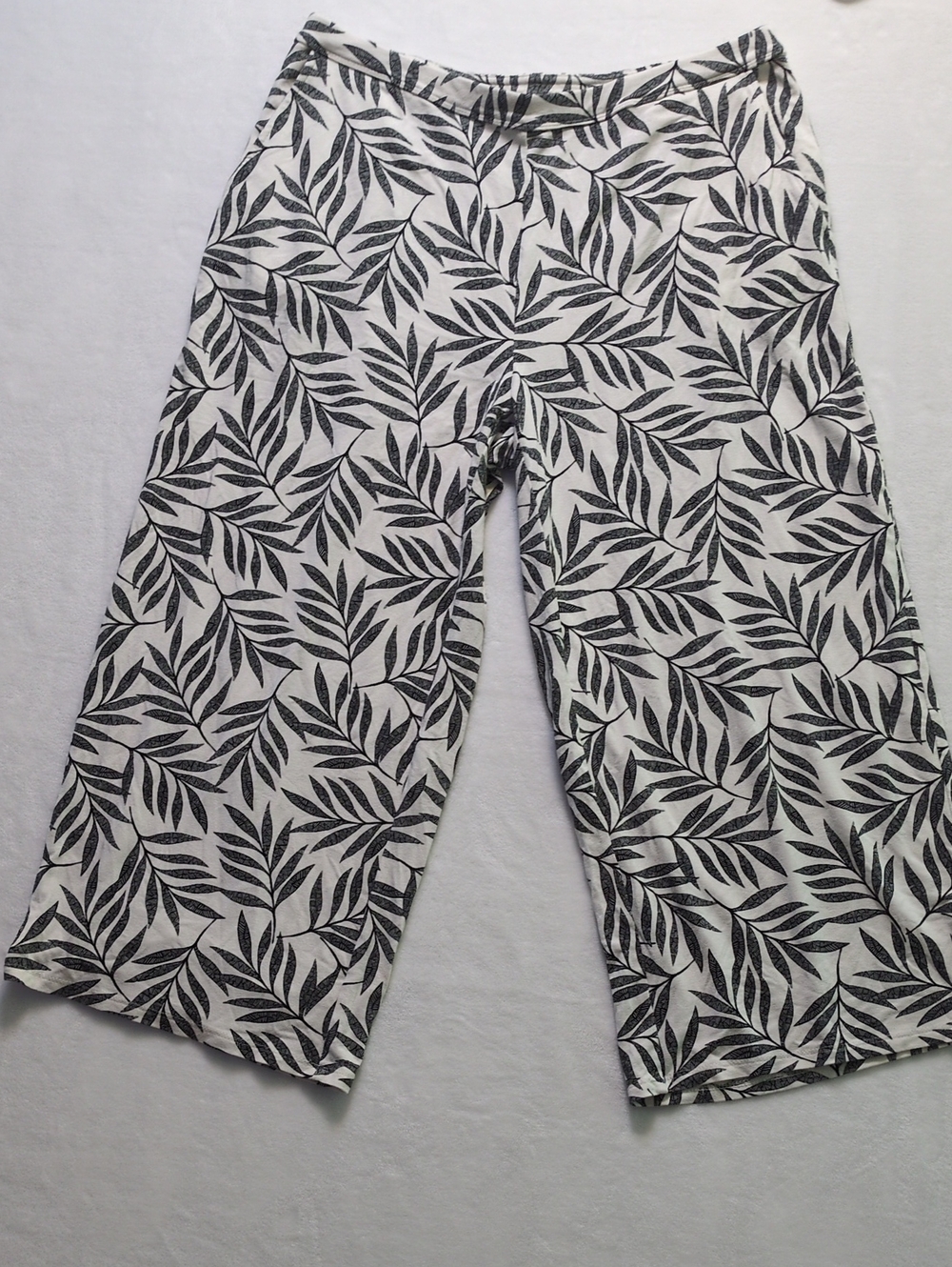J Jill Wearever Full Leg Cropped Pants M Petite Palm Leaf Pocket